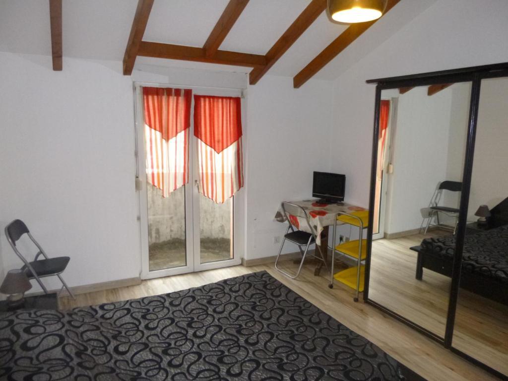 Hotel Studio/hôtel Porte De France 2*